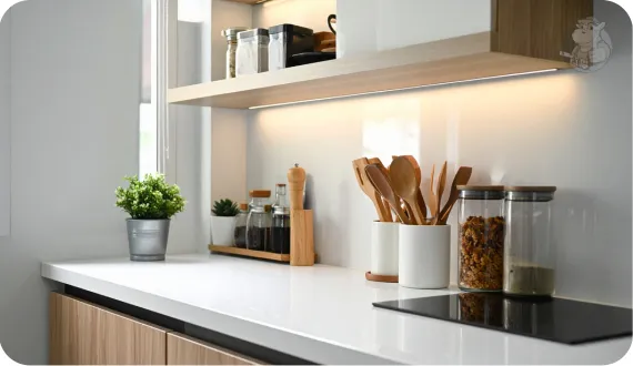 uporządkowana kuchnia z pojemnikami spożywczymi na blacie